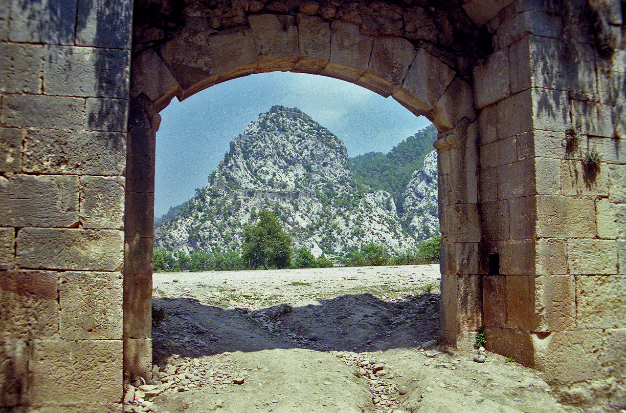 06.08.1991 | im Inneren | Blick durchs Eingangsportal auf Burg