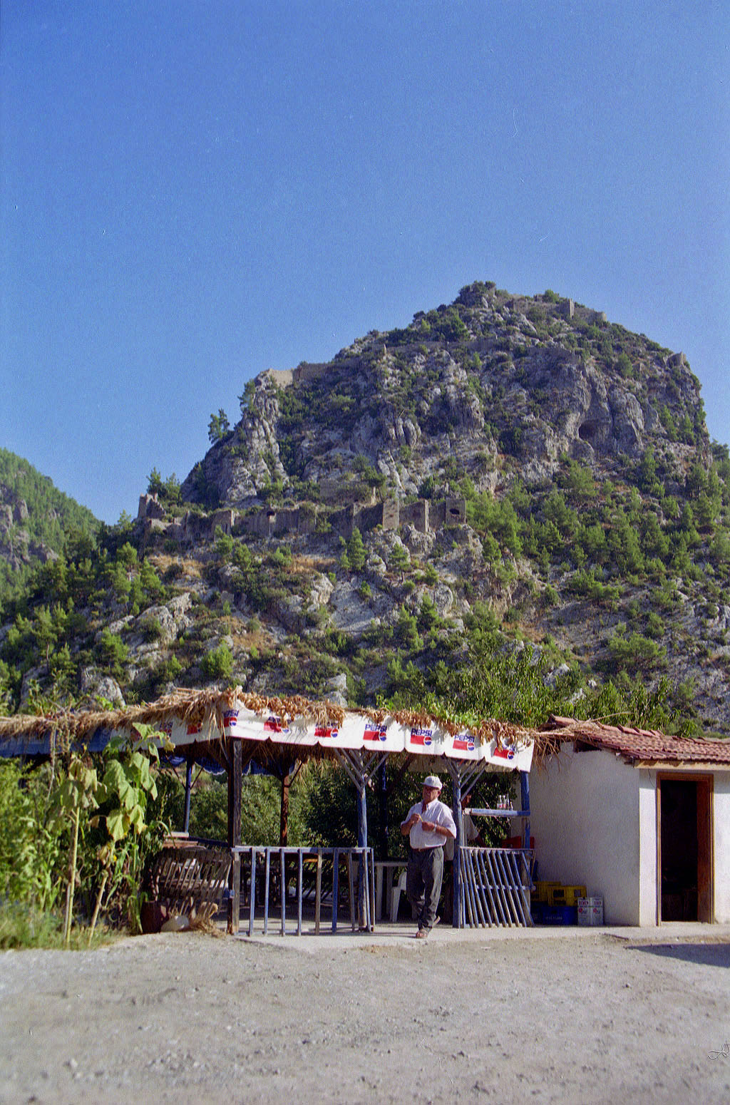 31.08.1995 | Alarakale | Burganlage Alarakale hinter Imbiss