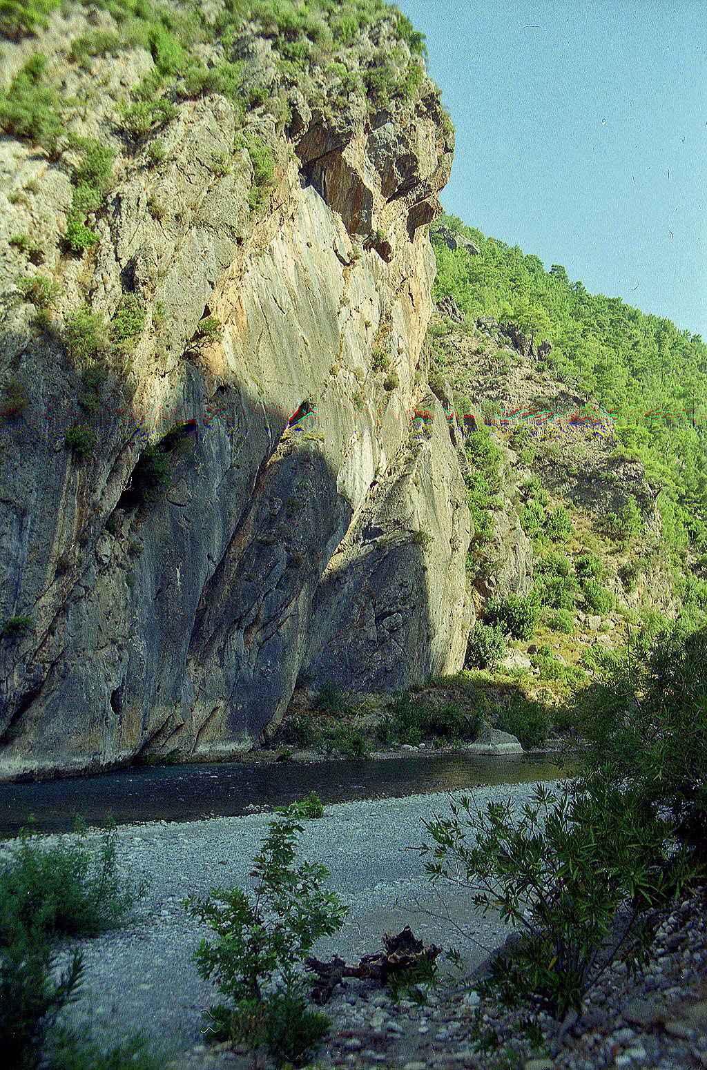 31.08.1995 | Alara Fluß | Flußbett unter Felswand