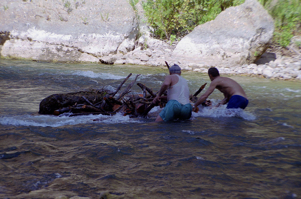 31.08.1995 | Alara Fluß | Holz-Arbeiter im eiskalten  Wasser