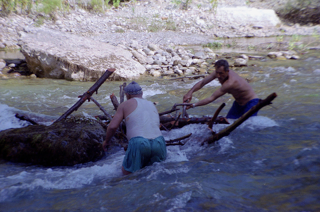 31.08.1995 | Alara Fluß | Holz-Arbeiter im eiskalten  Wasser