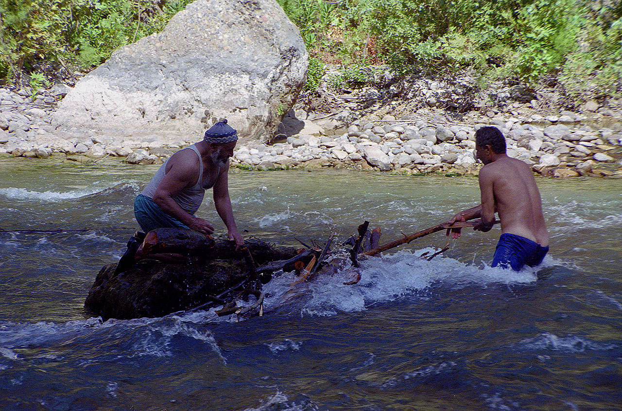 31.08.1995 | Alara Fluß | Holz-Arbeiter im eiskalten  Wasser