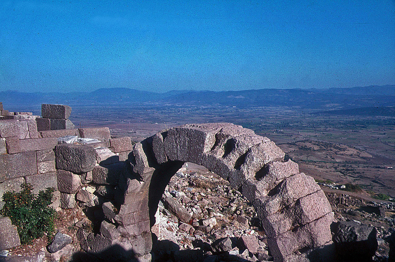 18.09.1968 | Heroon | Burgmauer und Torbogen überm Heroon