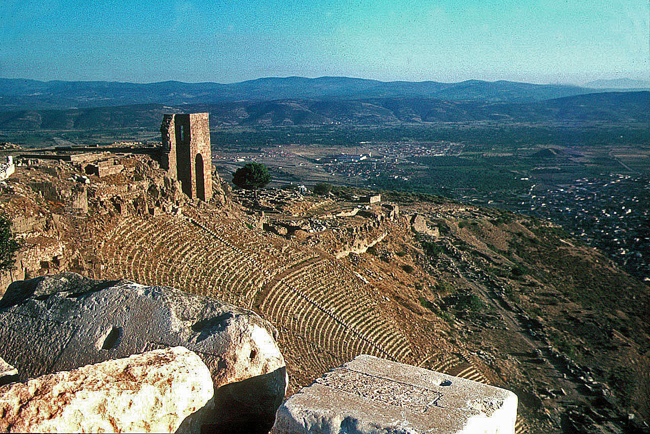 18.09.1968 | Trajaneum | Theater  und Zeusaltar über Bergama