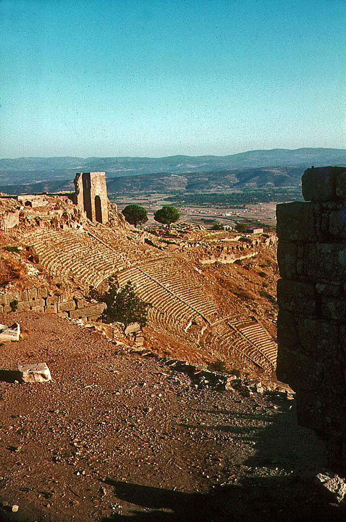 18.09.1968 | Trajaneum | Theater  und Zeusaltar über Bergama