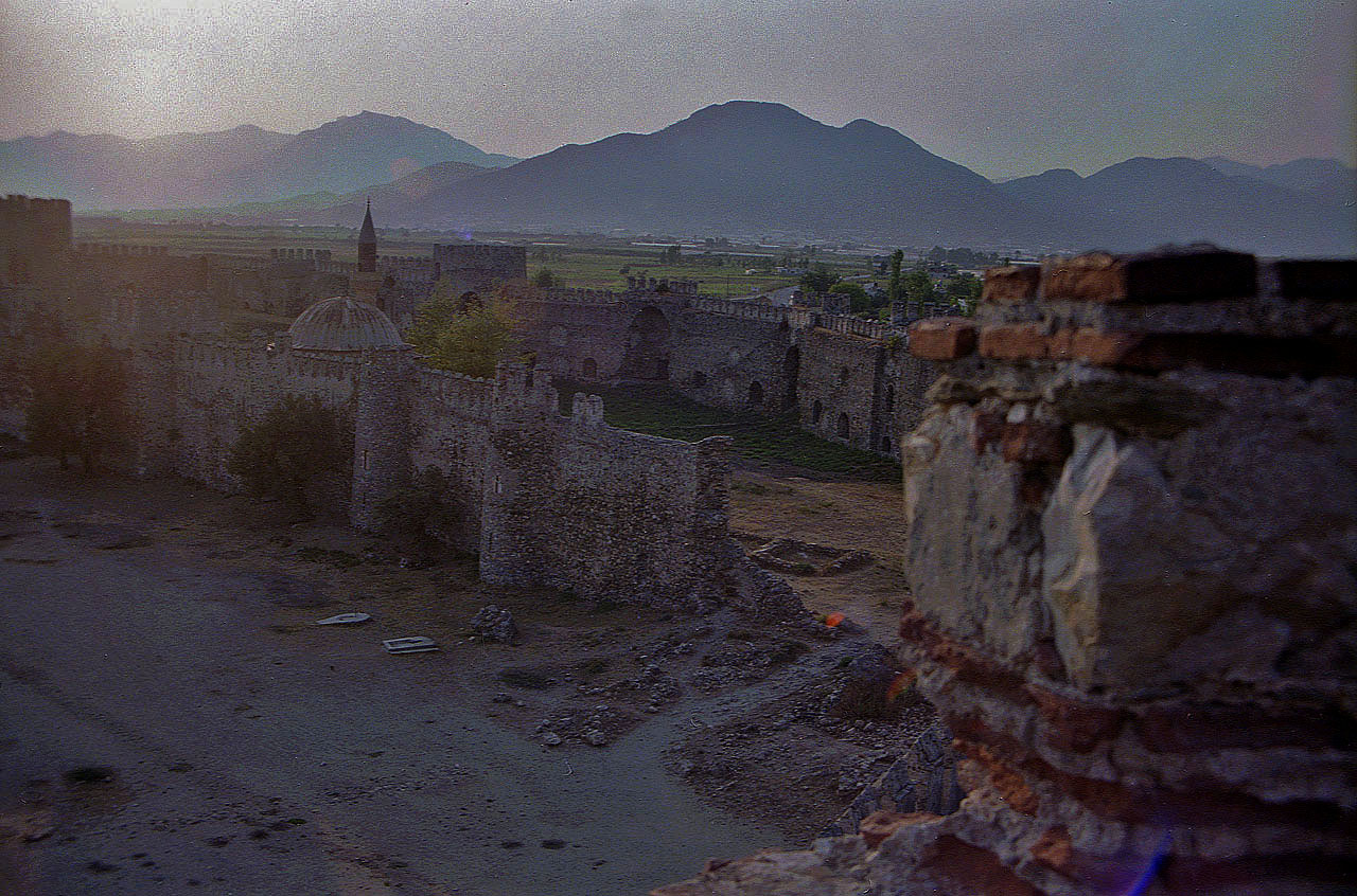 21.09.1992 | Hauptturm | Blick über Moschee nach Anamur vor den Bergen