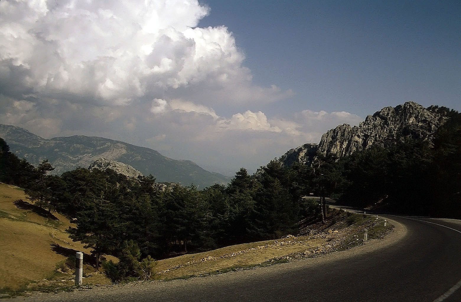 27.04.1993 | vor Aglasun | einsame Strasse in den Bergen