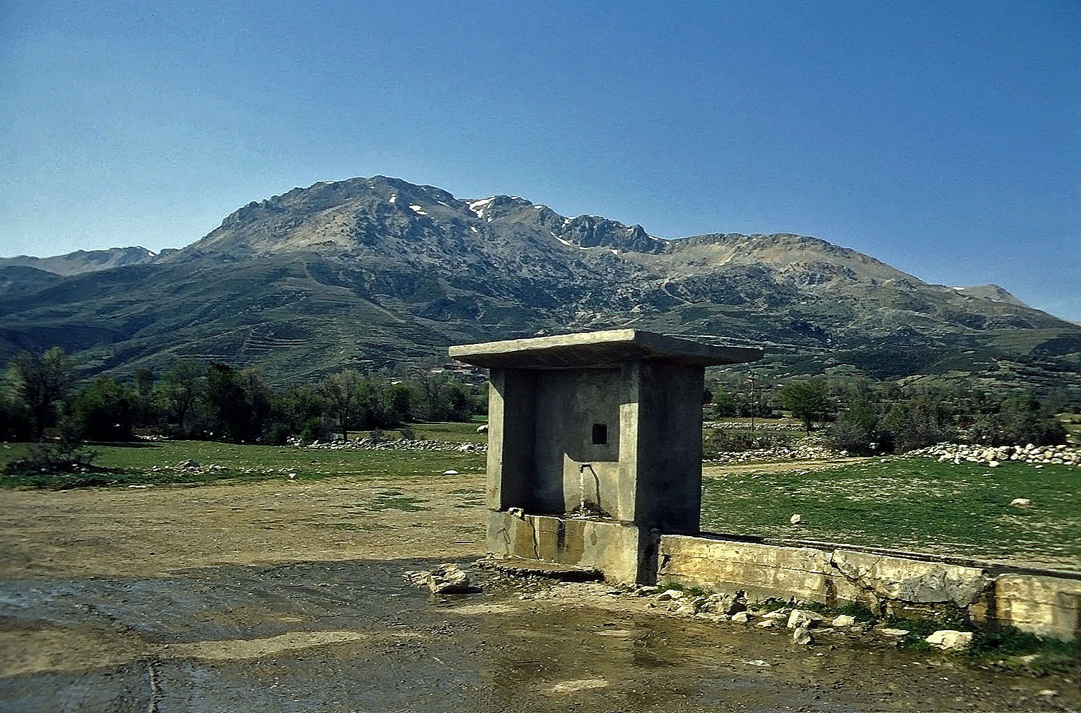 27.04.1993 | vor Aglasun | Brunnen und Stadtgebiet von Sagalassos