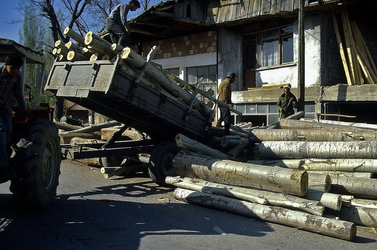 27.04.1993 | Aglasun | wegen Holzarbeiten gesperrte Strasse