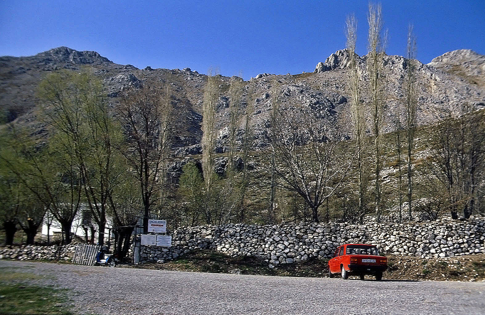 27.04.1993 | Parkplatz | am Parkplatz vor dem Stadtgebiet