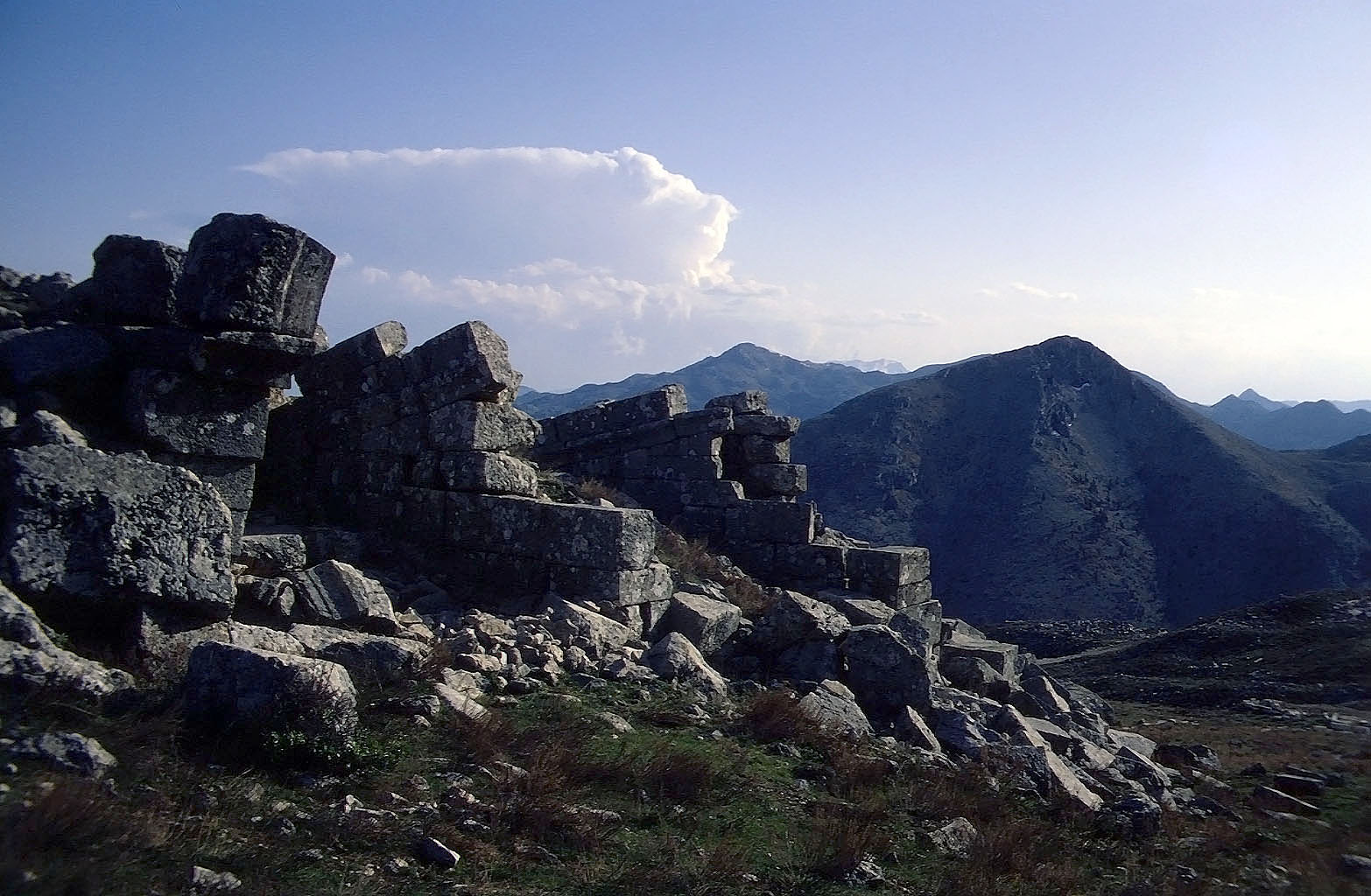 27.04.1993 | Theater | massive Seitenbauten am Theater und Taurus Berg