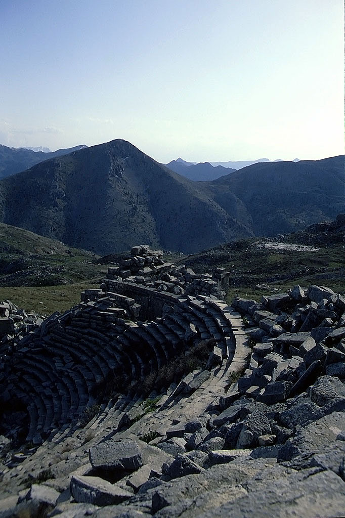 27.04.1993 | Theater | Sitzreihen und oberes Stadtgebiet vor den Bergen