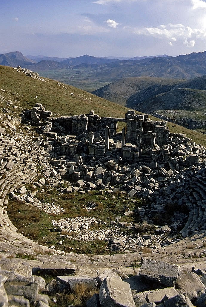 27.04.1993 | Theater | Bühne, Bühnengebäude und Sitzreihen über Ebene