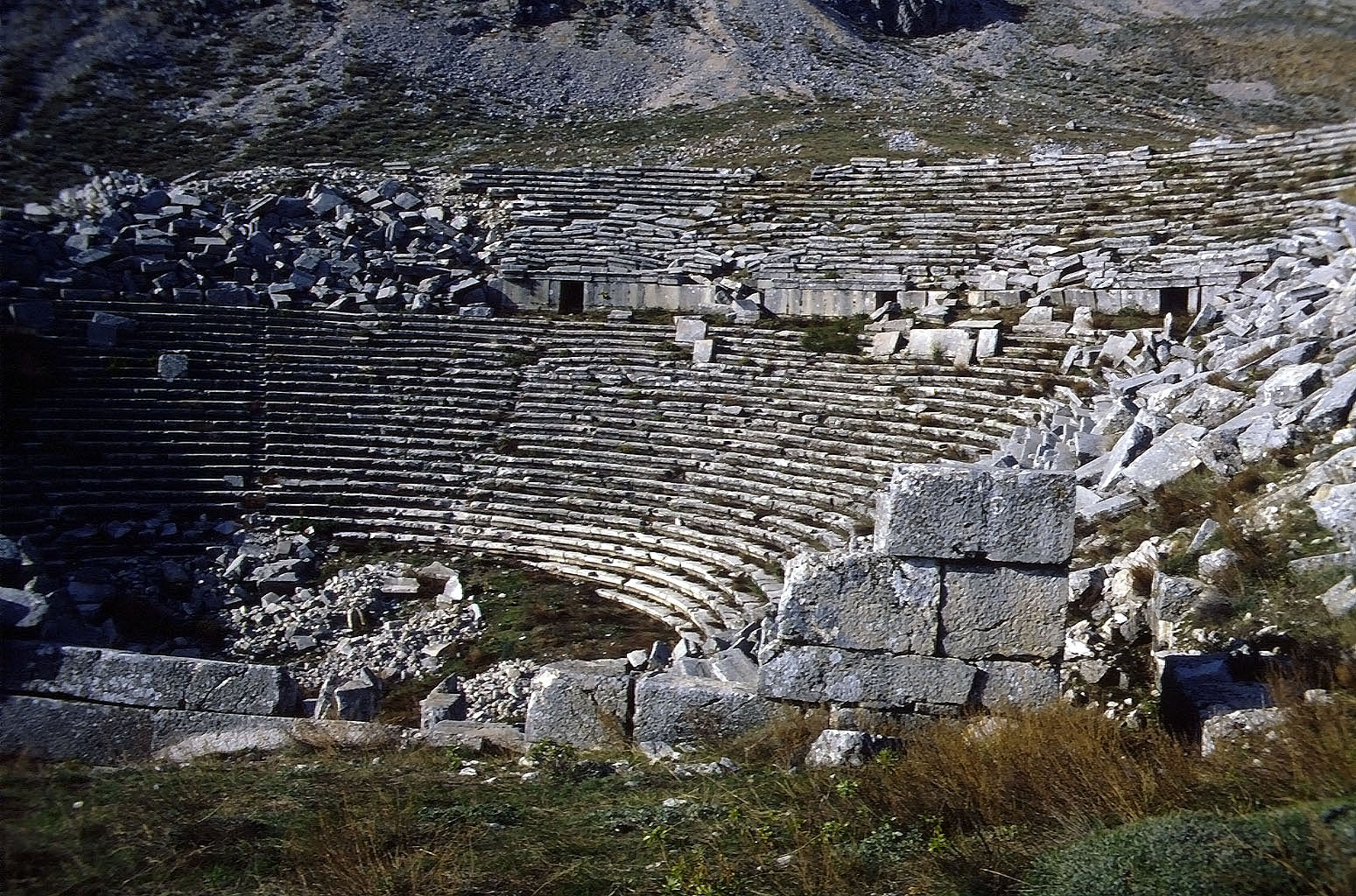 27.04.1993 | Theater   | Bühne und Sitzreihen am Berghang
