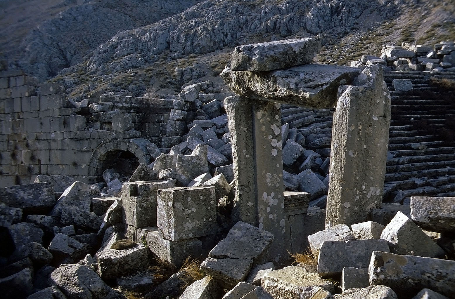 27.04.1993 | Theater   | Bühnengebäude mit Eingang und Sitzreihen