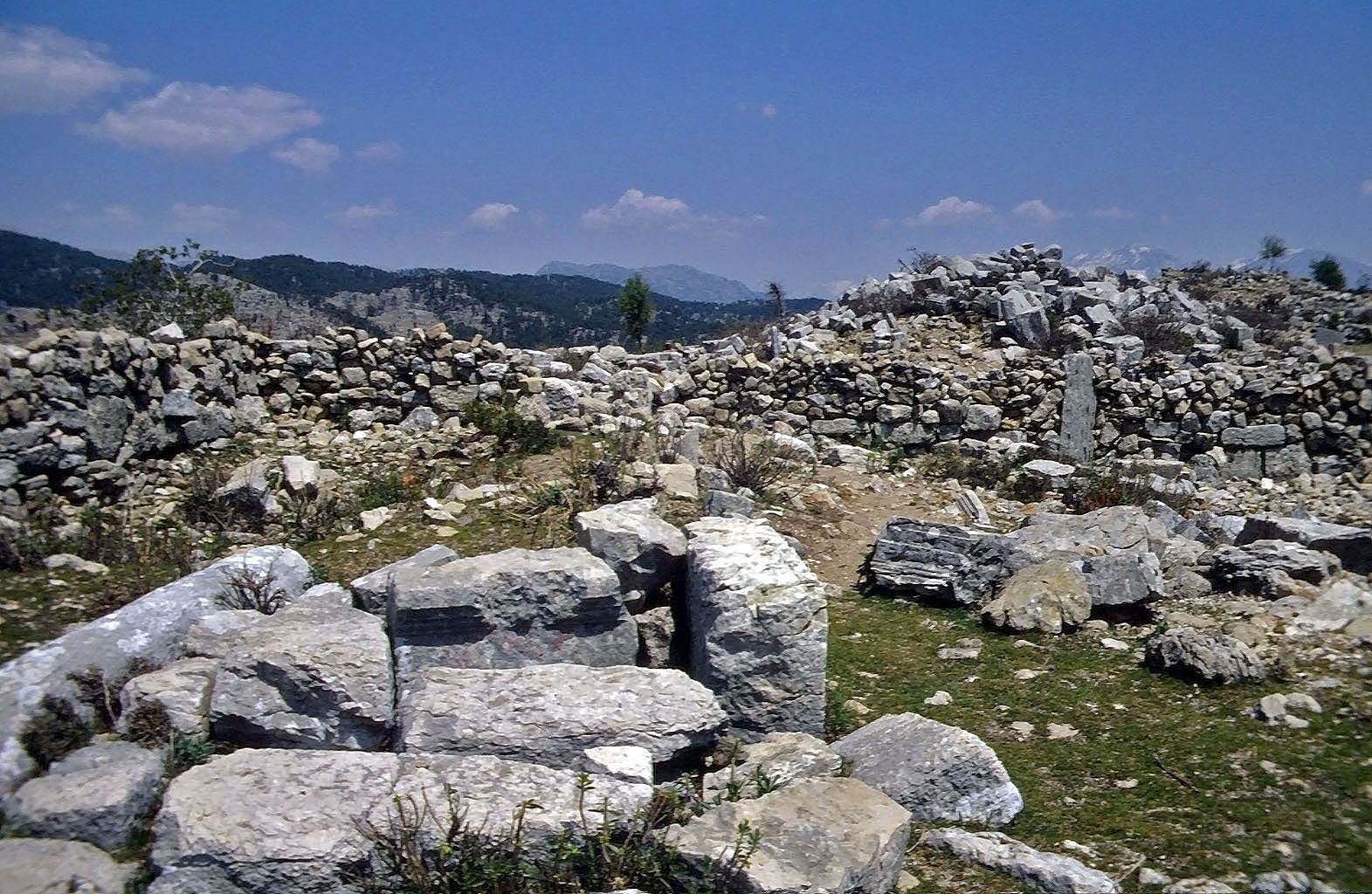 28.04.1993 | Kolonnadenstrasse   | Kolonnadenstrasse und Schutzmauer auf Bergrücken