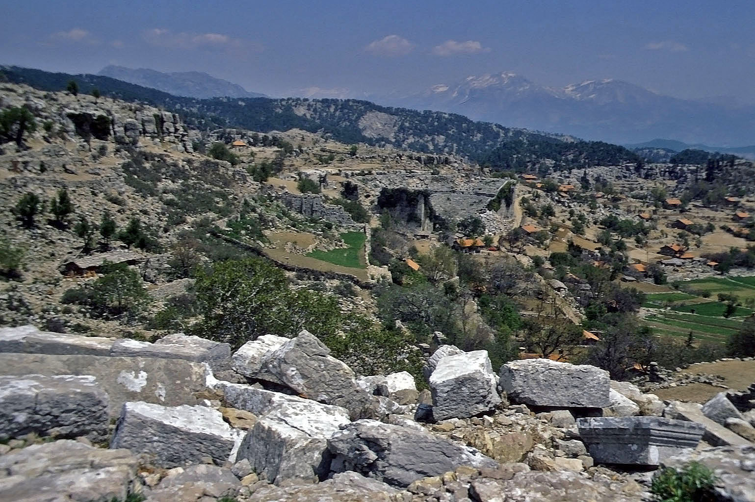 28.04.1993 | obere Agora | Basilika, Tempel, Theater, untere Agora vor Taurus Berge