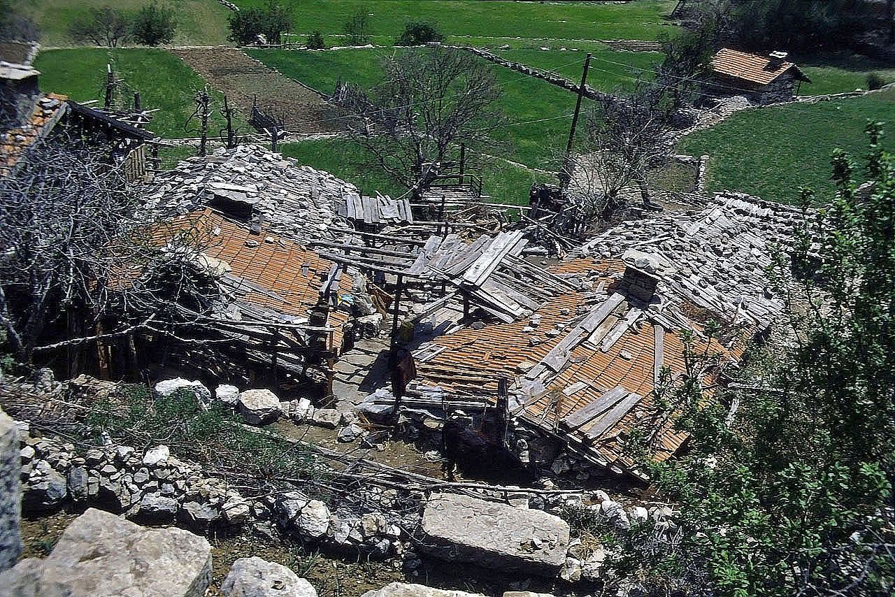28.04.1993 | Stadtmauer | Abstiegsweg über den alten Häusern beim Theater