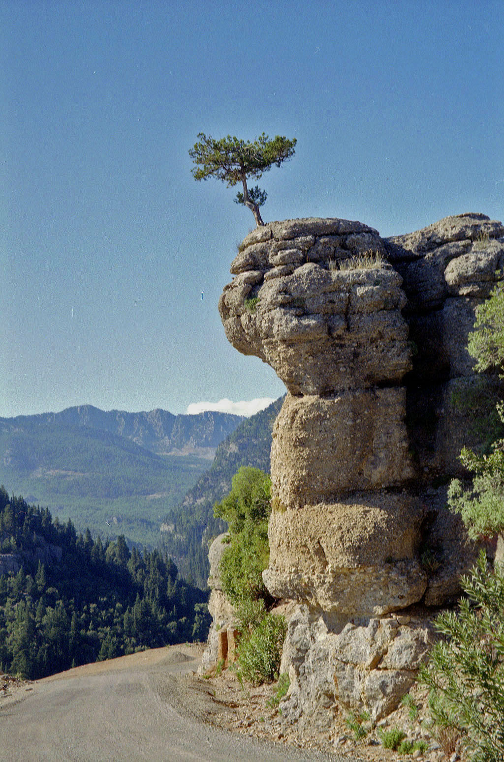 08.11.1994 | vor Selge  | Auffahrt nach Selge mit Felsformation