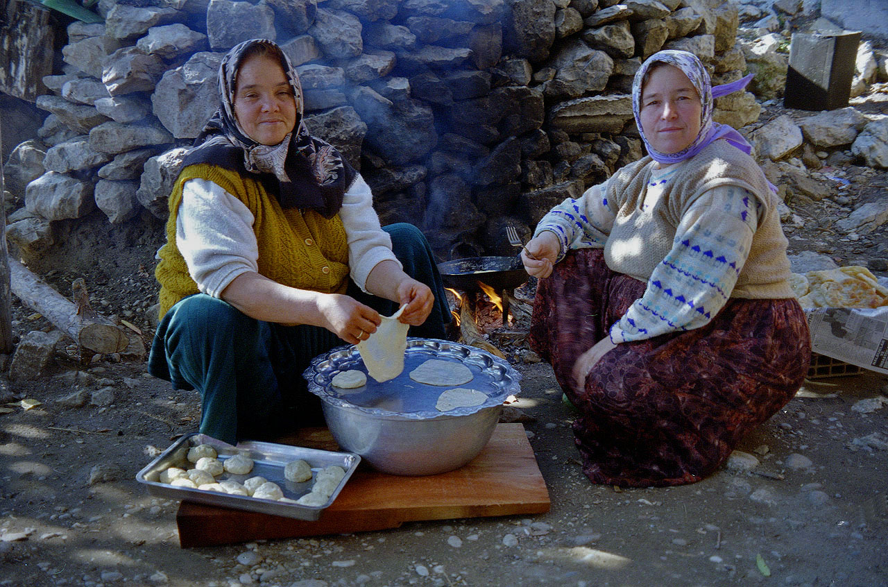 08.11.1994 | Selge | Backen beim privaten Restaurant mit Terrasse