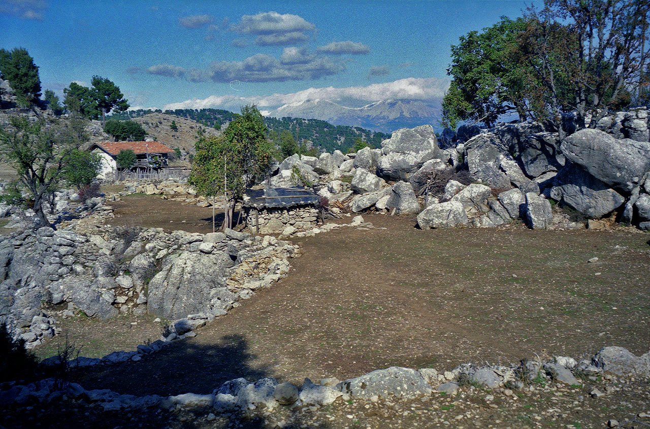 08.11.1994 | Selge | steinige Terrassenfelder vor den Taurus Bergen
