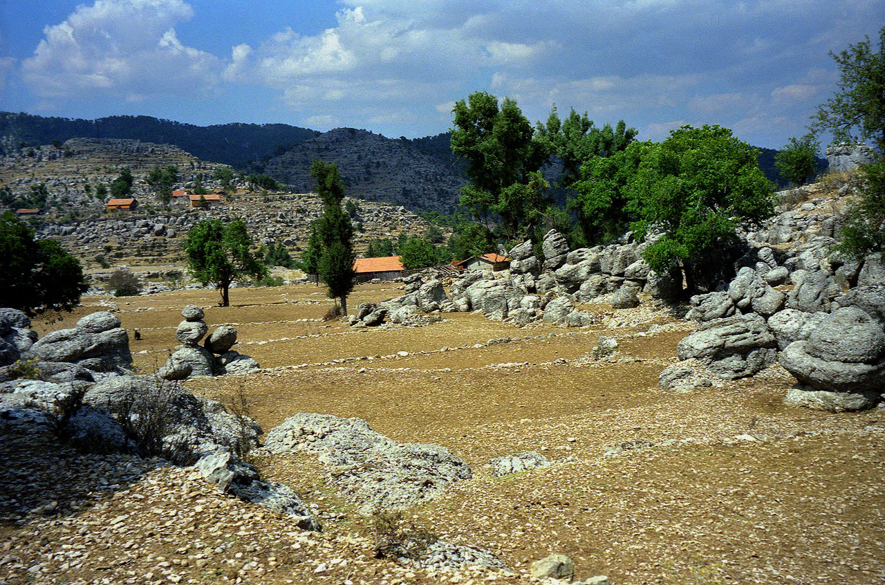 25.08.1995 | Selge | karge Terrassenfelder vor den Taurus Bergen