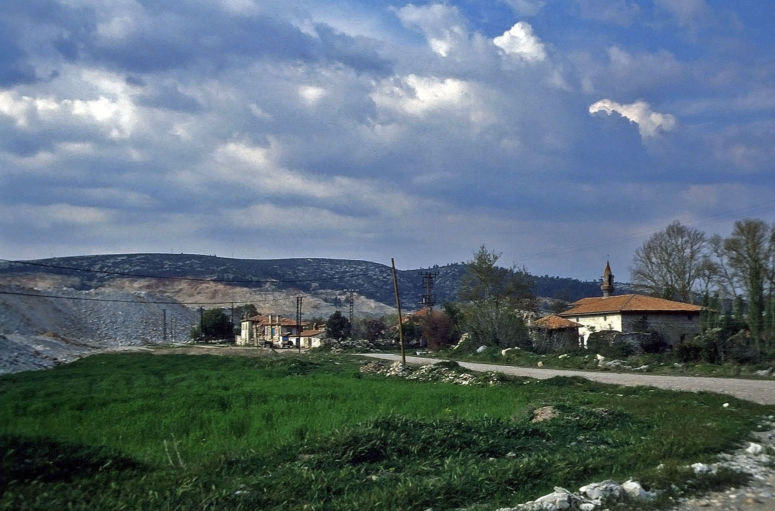 23.04.1993 | vor Stratonikeia | altes Dorf mit Saban Aga Cami und Braunkohlehalden