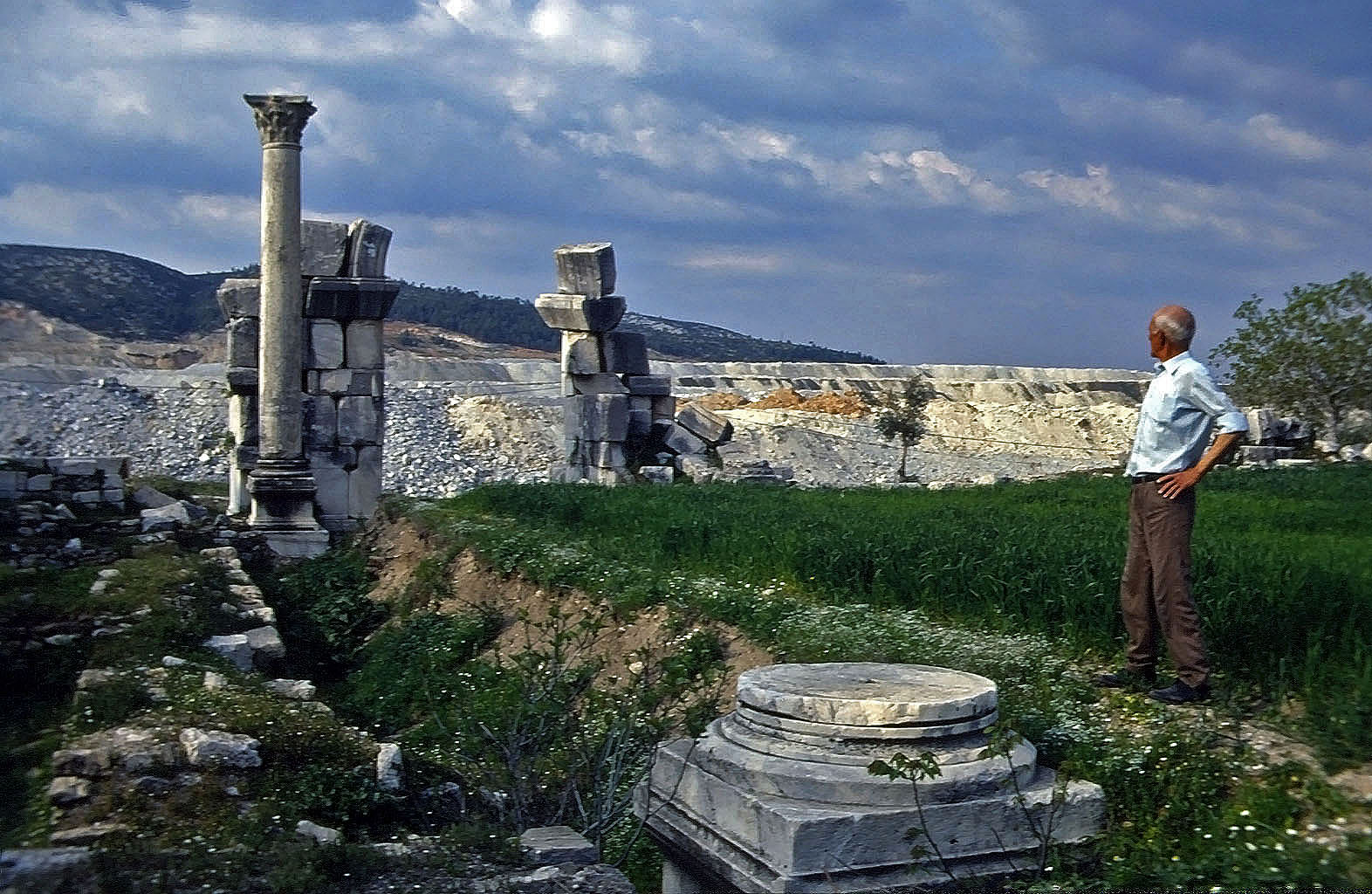 23.04.1993 | Stadttor | Lagina Stadttor vor den Braunkohlehalden