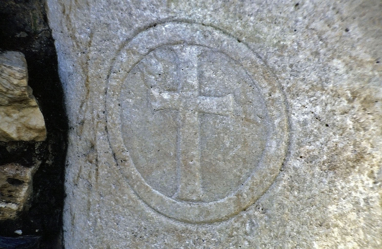 23.04.1993 | Hauptstrasse | antikes Zeichen in Säule