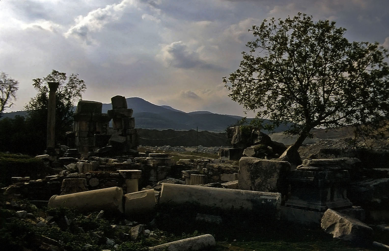 23.04.1993 | Stadttor | Säulenreste beim Lagina Stadttor vor  Braunkohlehalden