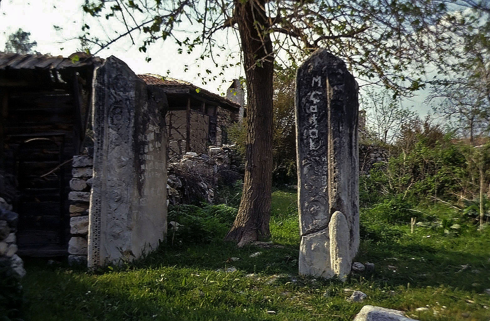 23.04.1993 | Hauptstrasse | stelenartig aufgestellte Architrave