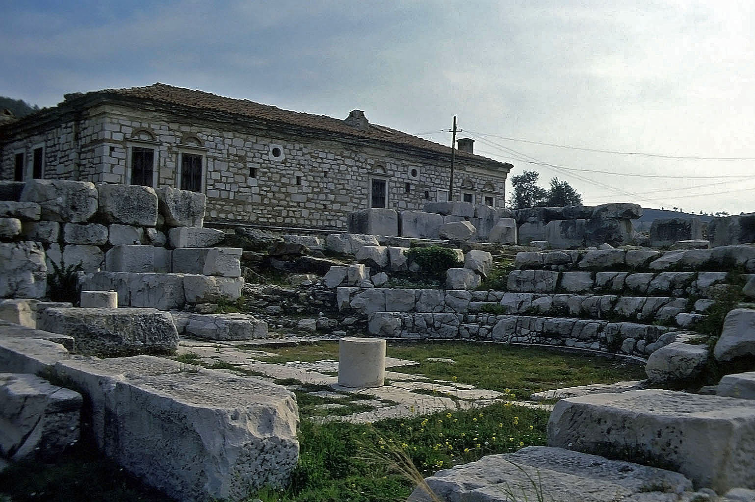 23.04.1993 | Bouleuterion | Bühne und Sitzreihen vor Bruchsteinhaus