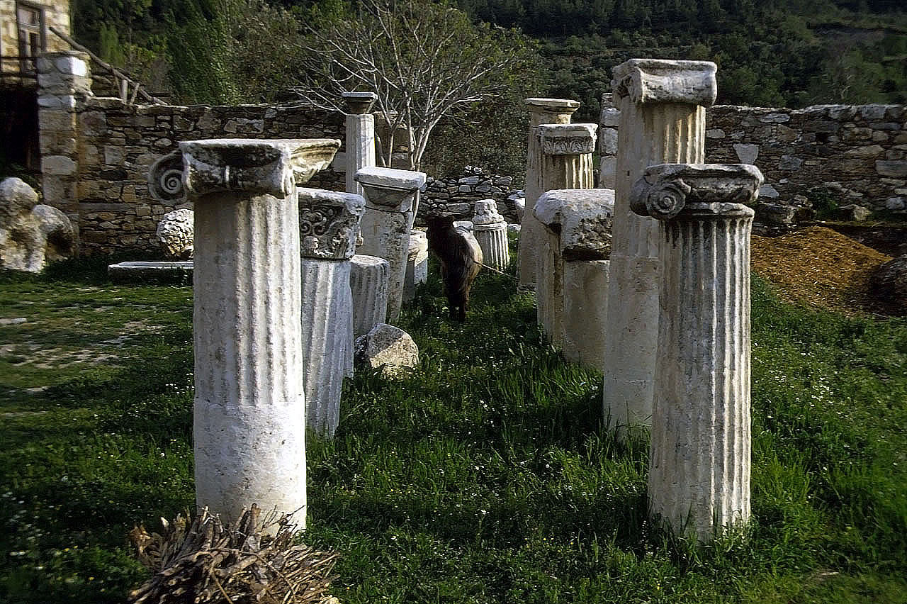 23.04.1993 | Bouleuterion | daneben ordentlich aufgestellte Säulenreste