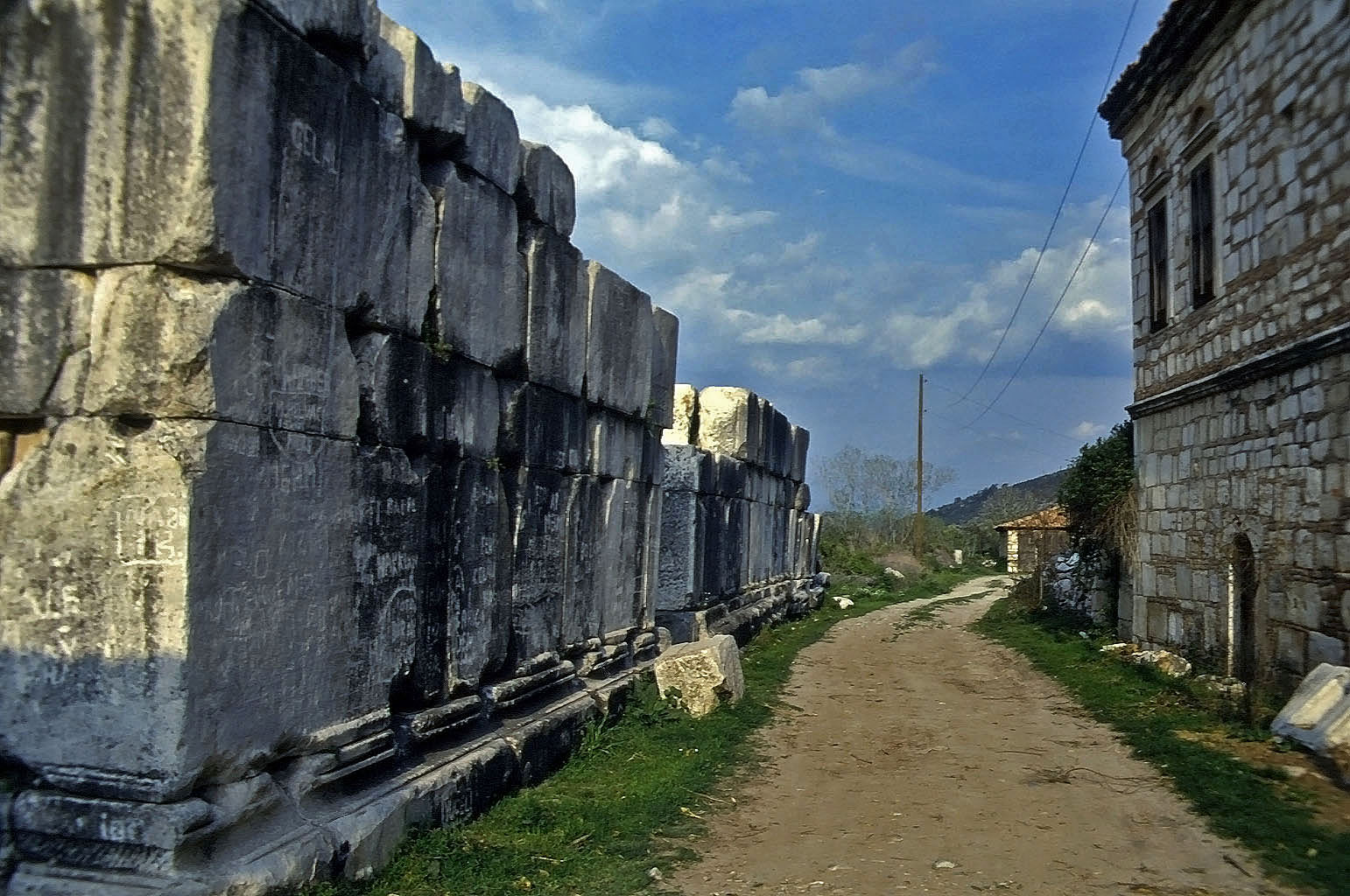 23.04.1993 | Bouleuterion | massive Aussenwände beim Fahrweg