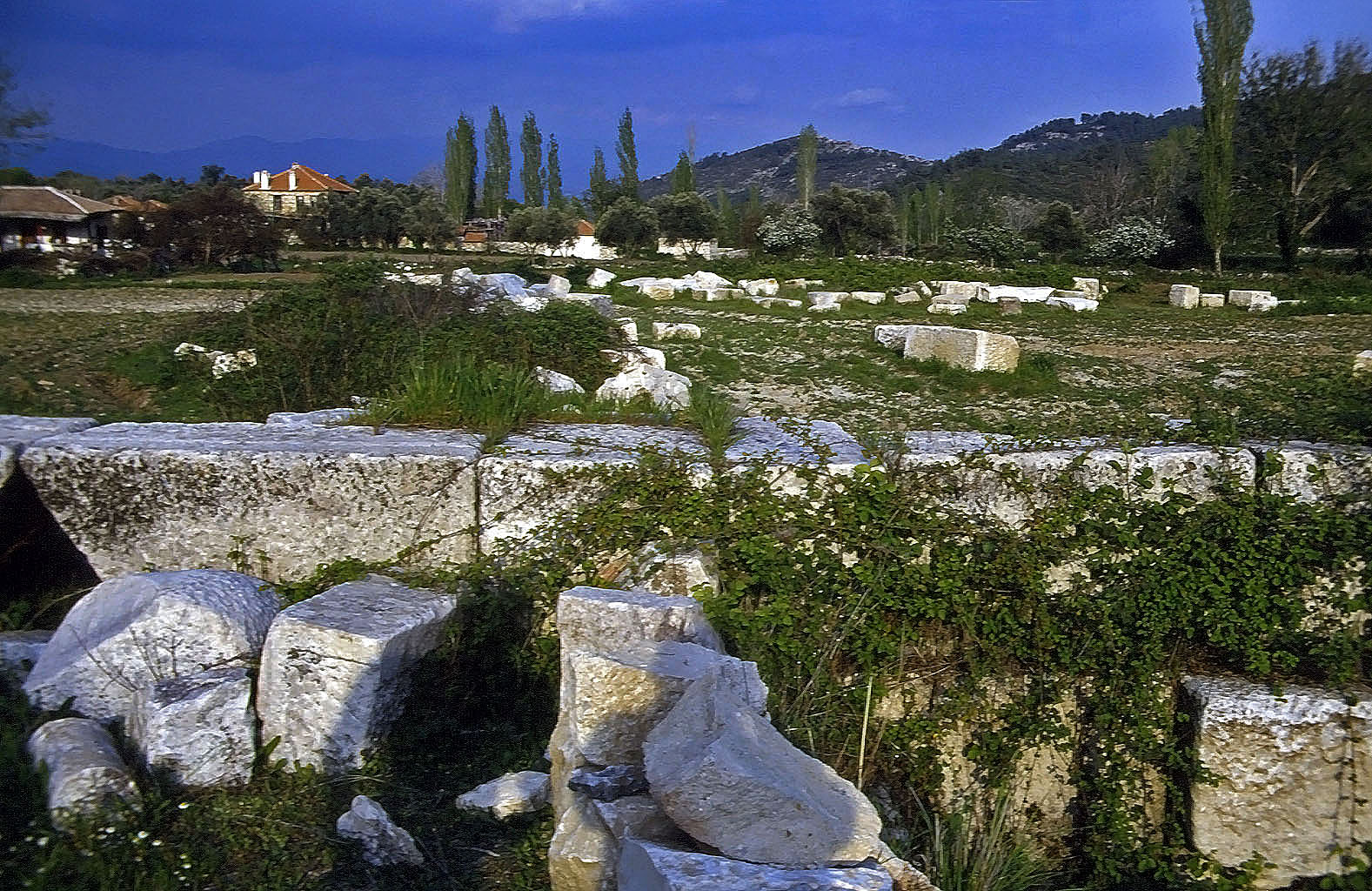 23.04.1993 | vor dem Theater | Architekturfragmente vor dem Theater