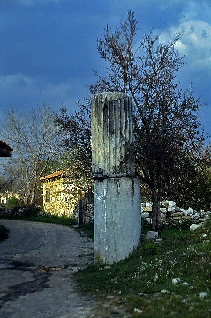 23.04.1993 | Bouleuterion | Säulenstümpfe am Fahrweg