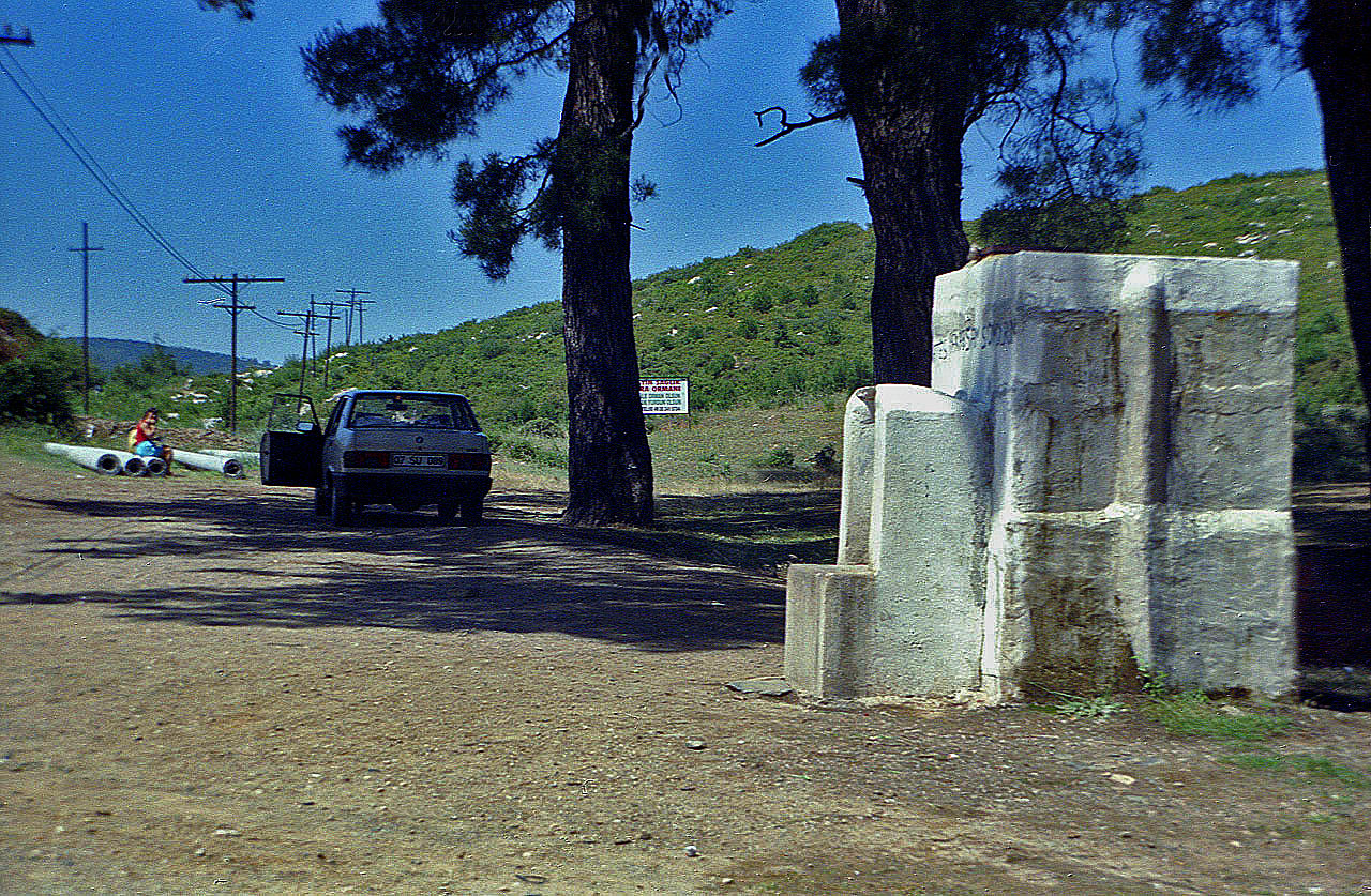 03.06.1996 | vor Stratonikeia | Brunnenanlage an Parkplatz